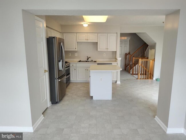 Building Photo - 5032 Finsbury Rd