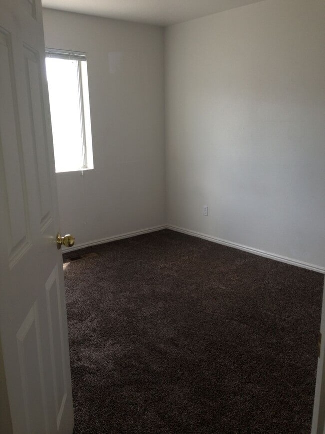 Building Photo - Ground Level Apartment