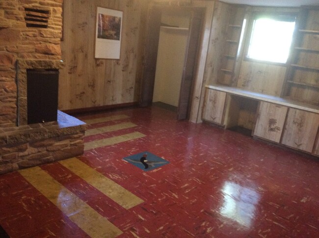 Building Photo - 4 BEDROOM 2 BATHROOM SINGLE FAMILY HOME