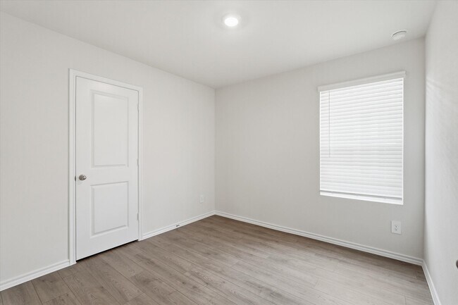 Building Photo - 1141 Northfield Dr