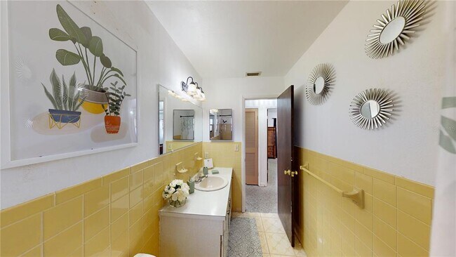 Building Photo - 502 N Beverly Ave