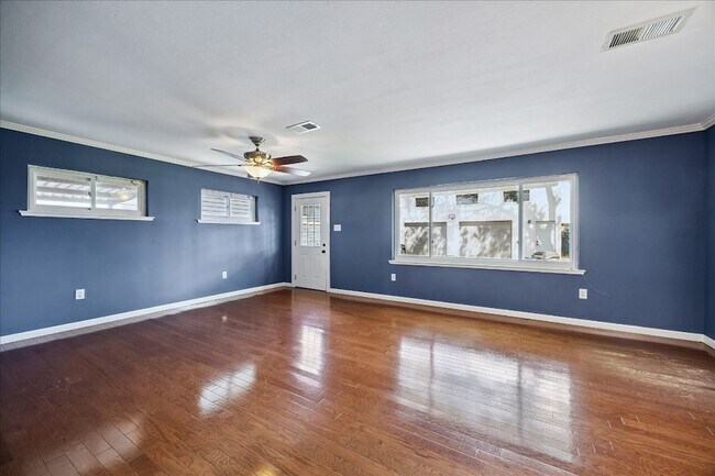 Building Photo - 1136 Oak Tree Dr