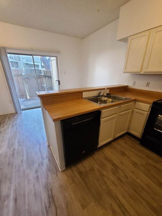 Building Photo - Great Townhome - North Central Location