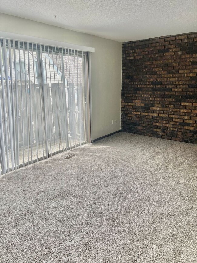 Building Photo - Spacious All Electric Townhome Near Downtown Independence