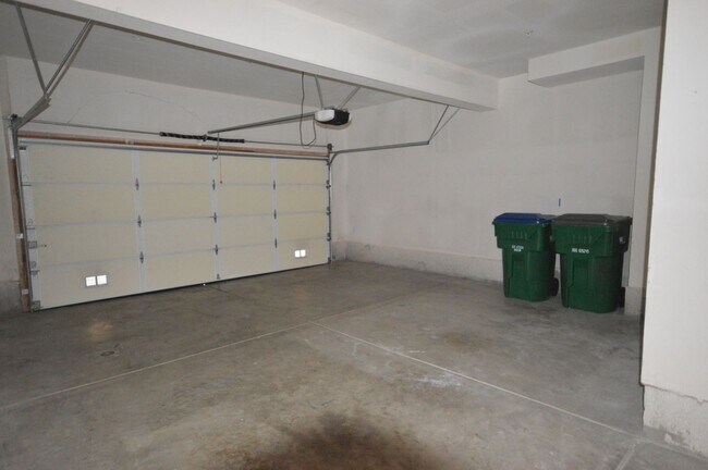 Building Photo - Charming 3-Bedroom Irvine Condo with Attac...