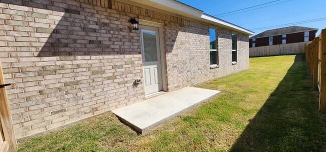 Building Photo - Act fast!  Don't let this opportunity slip by. Contact us today to schedule your showing!