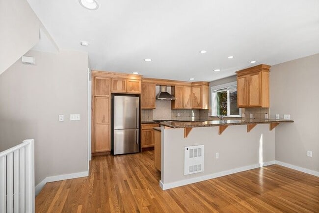 Building Photo - Immaculate Urban Townhome in Famed Alaska ...