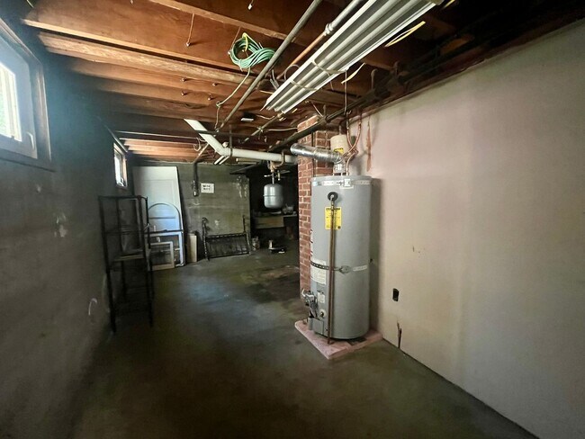 Building Photo - Updated 1920s 4BD