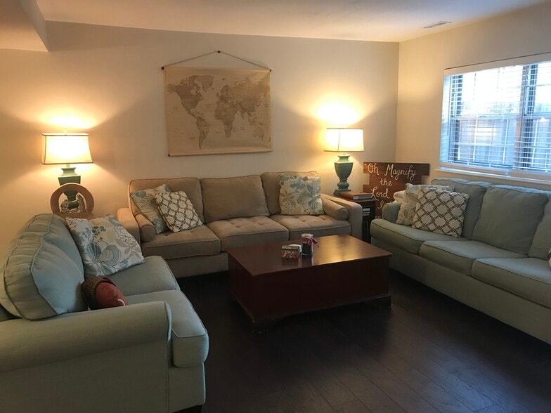 Living Room - 5813 Nottoway Ct