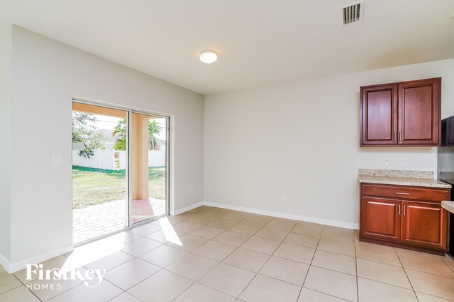 Building Photo - 2711 SW 9th Ave