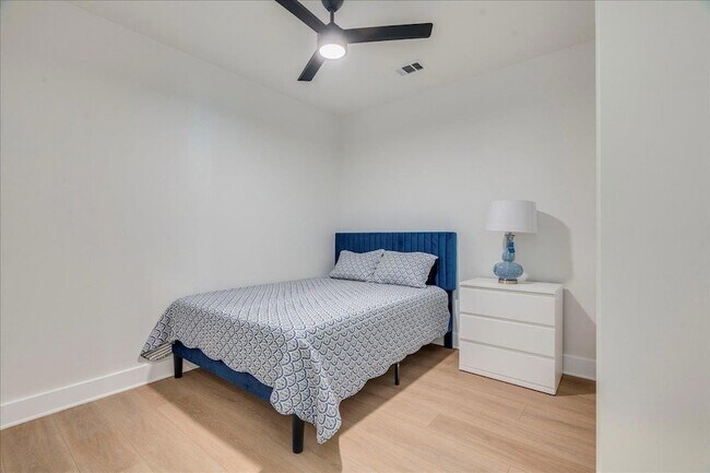 Building Photo - 3000 Duval St