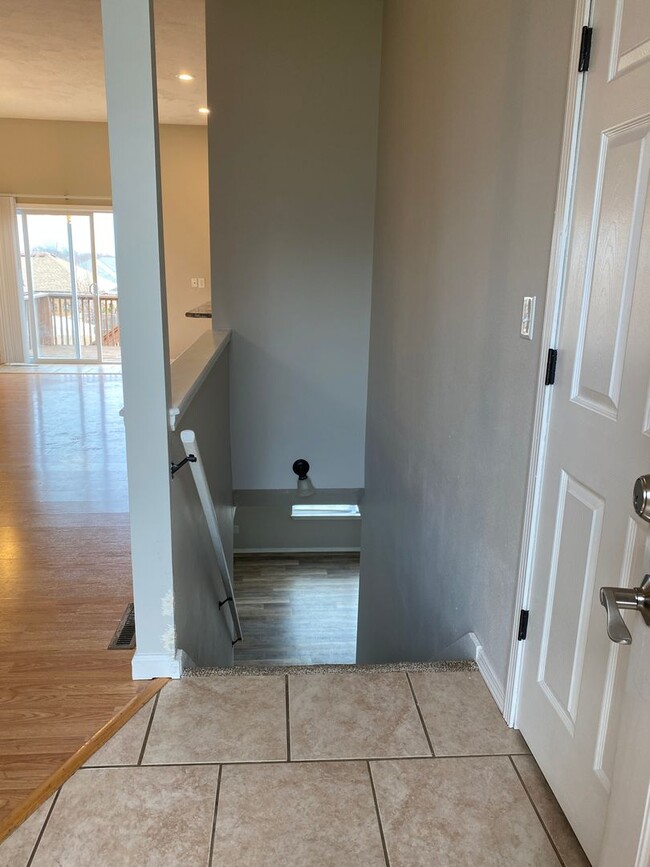 Building Photo - 5 Bedroom/3 bathroom house