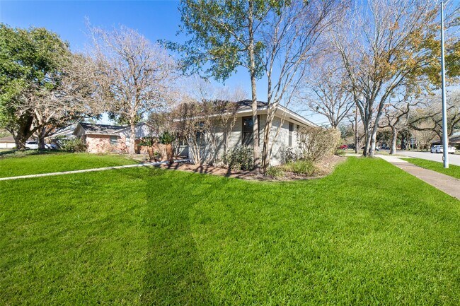 Building Photo - 10627 Moonlight Dr