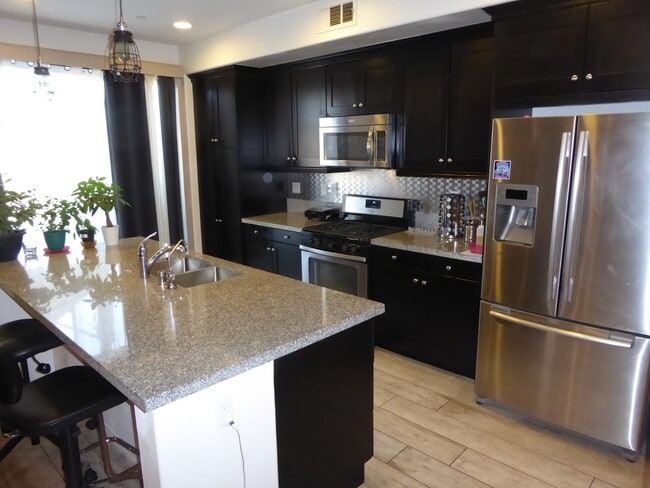Building Photo - Stylish 3 Bedroom Home in the Gated River ...