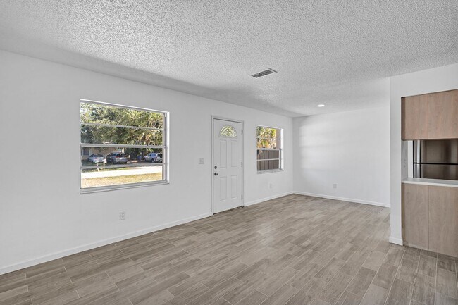 Building Photo - Spacious Upgraded 2-Bedroom Home with Modern Kitchenin Volusia County – Edgewater, FL