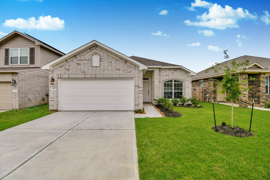 2 car garage with driveway - 7847 Grand Louis Way