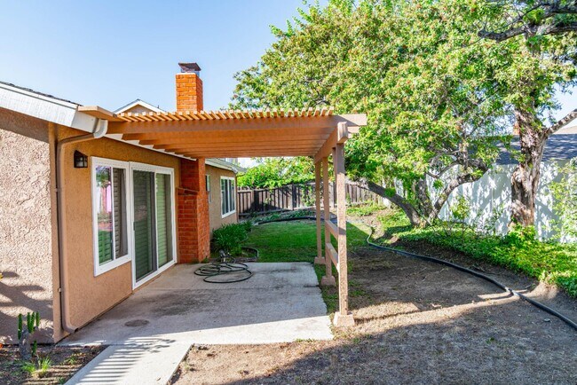 Building Photo - 878 Capitan St