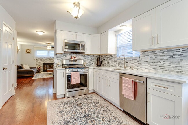 Building Photo - 1805 W Willow Ln