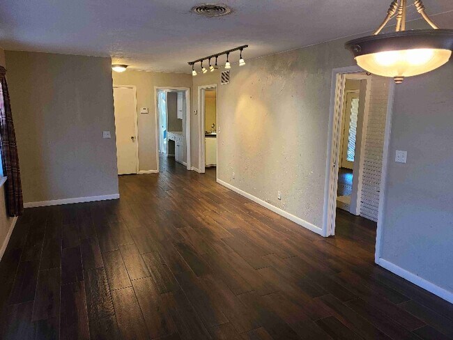Building Photo - 2152 Huntleigh Dr