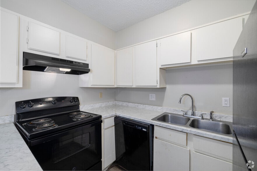 Kitchen - Camelot Apartments and Townhomes