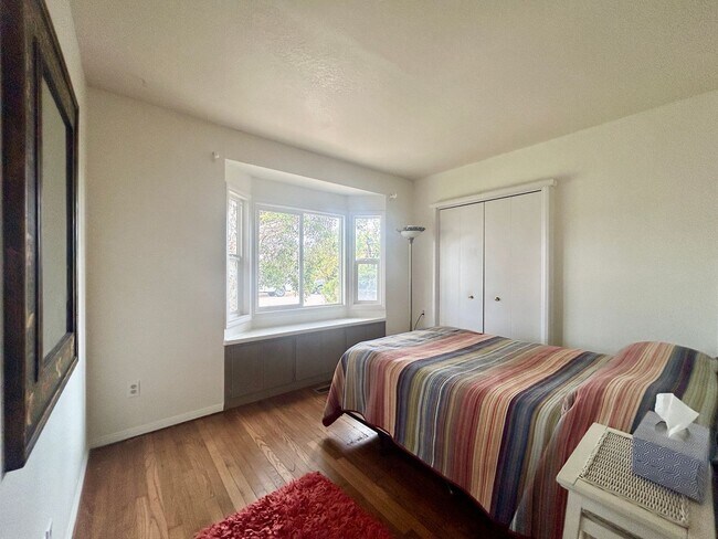 Building Photo - Spacious Beach House in South Oceanside