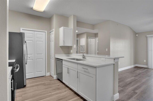 Building Photo - 5467 Vineland Rd