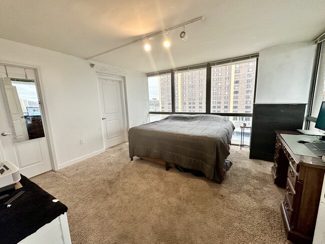 Large Primary Bedroom with Walk-In Closet and En Suite Bath - 600 Admiral Blvd