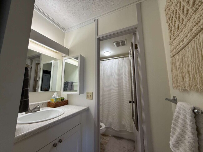 Building Photo - Fully Furnished 2BD/1BA w/ Diamond Head View – Renovated, Parking, In-Unit W/D