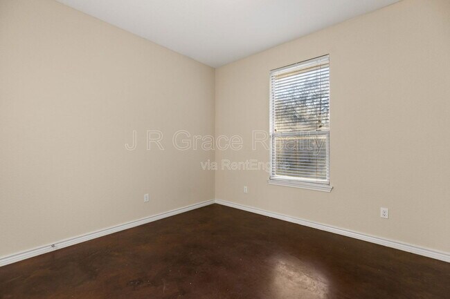 Building Photo - 120 Flat Creek Dr