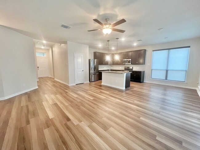 Building Photo - AVAILABLE NOW - Beautiful Temple Home