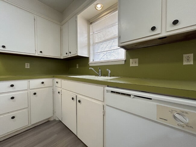Building Photo - Lovely  2Bed/2Bath Duplex!