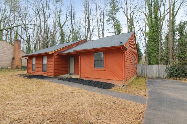 Building Photo - 2 Bedroom Ranch Home W/ Fenced In back yard