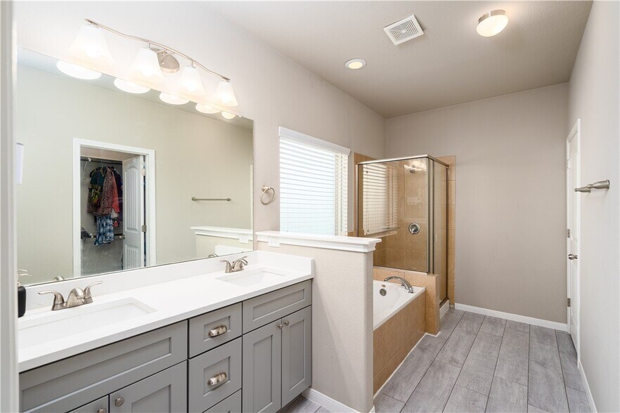 Master Bath - 3240 E Whitestone Blvd