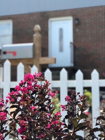 Building Photo - 2400 Perry St