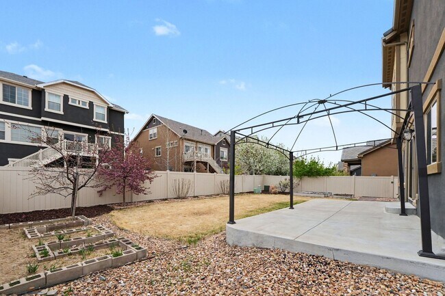 Building Photo - Stunning 4bed/3bath Oakwood Model Home in Erie