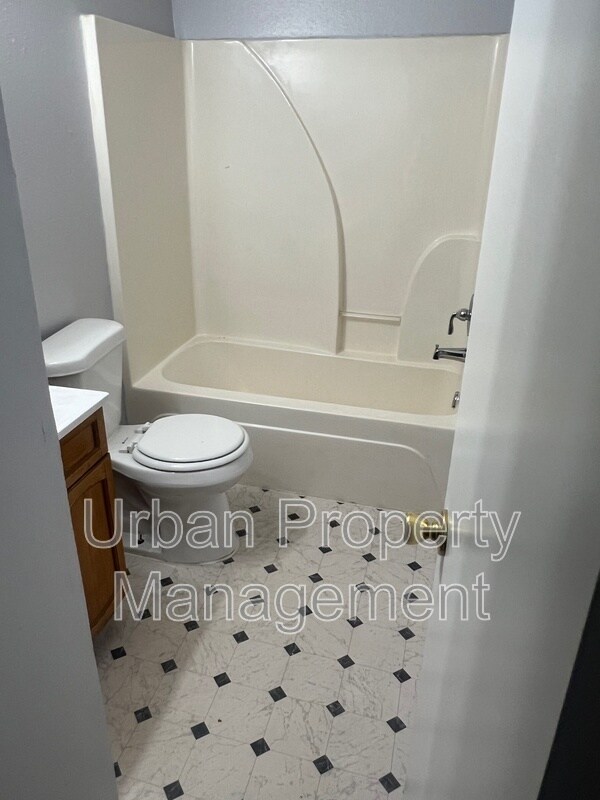 Building Photo - 713 Regent Pl