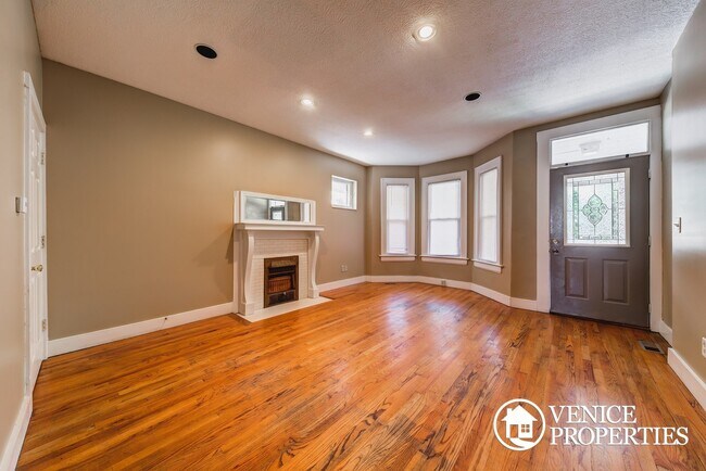 Building Photo - 1984-1986 Summit St