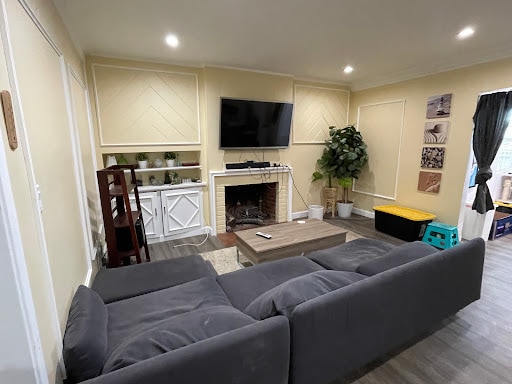 Building Photo - 321 S Thurston Ave