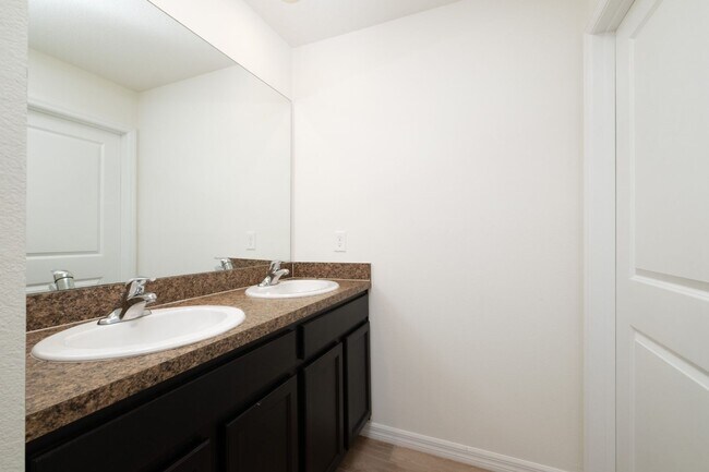Building Photo - Spacious 5BR House in Gainesville