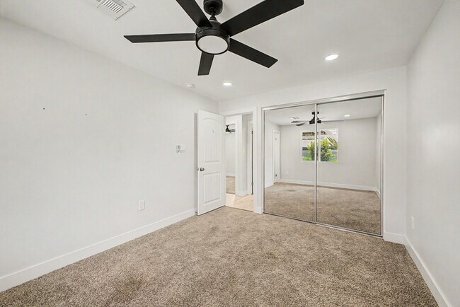 Building Photo - 3701 E Ludlow Dr