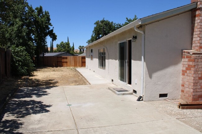 Building Photo - Beautiful 3 Bedroom / 2 Bathroom Pittsburg...