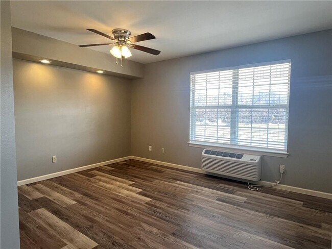 Building Photo - 802 W Tahlequah St