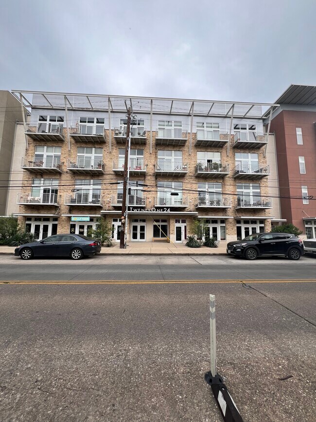 Building Photo - 2124 E 6th St