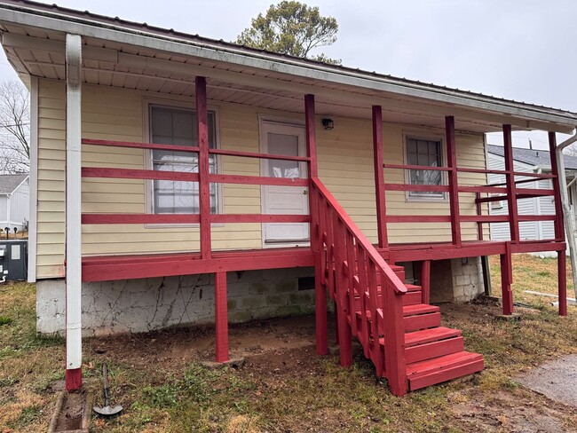 Building Photo - 3 bedroom/2 bathroom Home located near Dow...