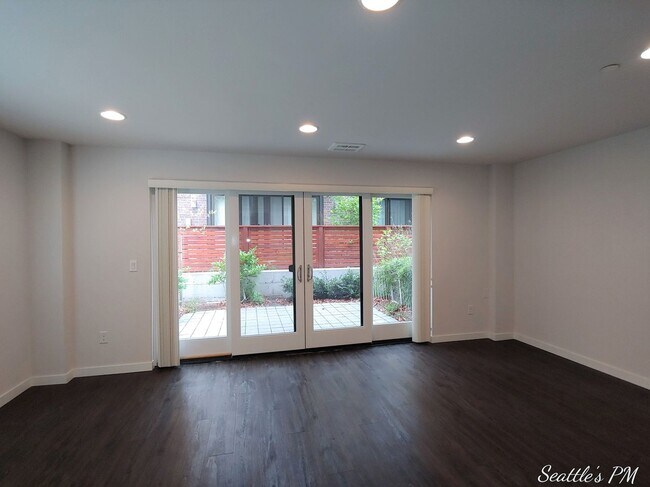 Building Photo - Contemporary Home in Bryant for Rent!