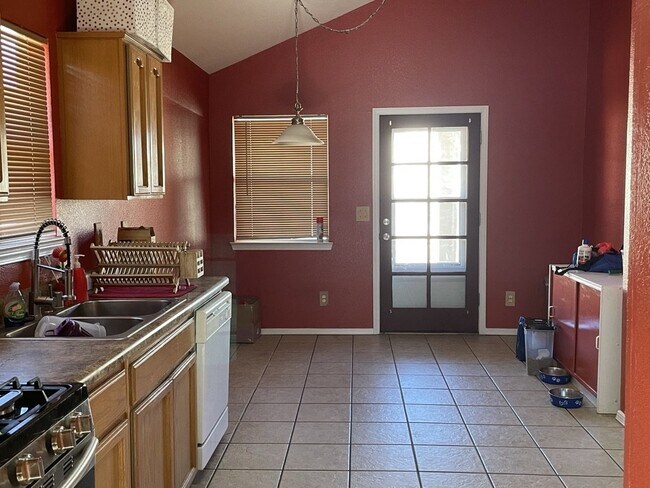 Building Photo - 729 Linda Johnson Ave