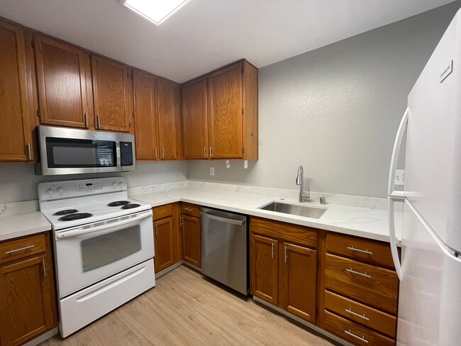 Building Photo - Updated 1 Bedroom 1 Bathroom Condo in Park...