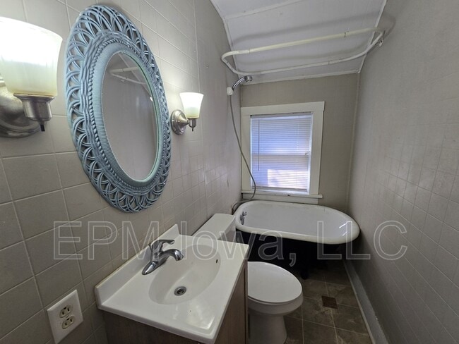 Building Photo - 437 1/2 Riehl Street