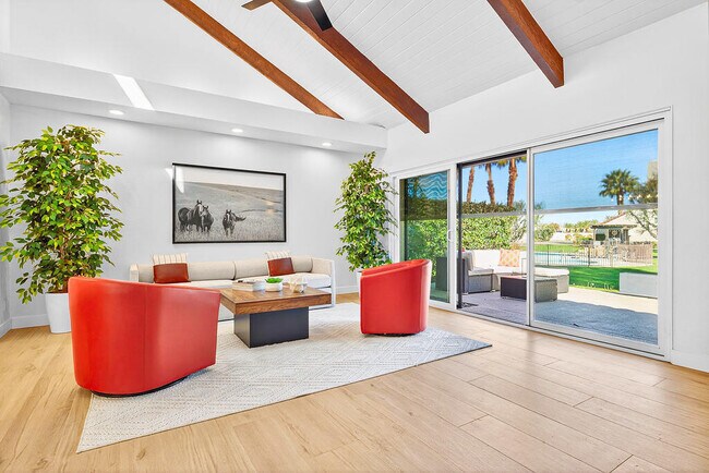 Building Photo - 352 Forest Hills Dr