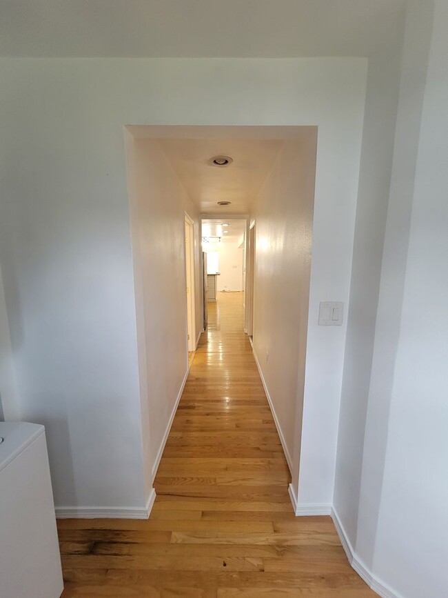 Building Photo - Charming newly updated 2 bedroom 1 bath ho...